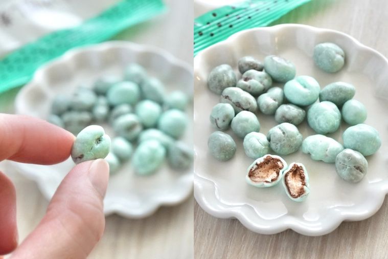 白いテーブルと白い小皿にのったチョコミント味の麦チョコとパッケージの袋と手
