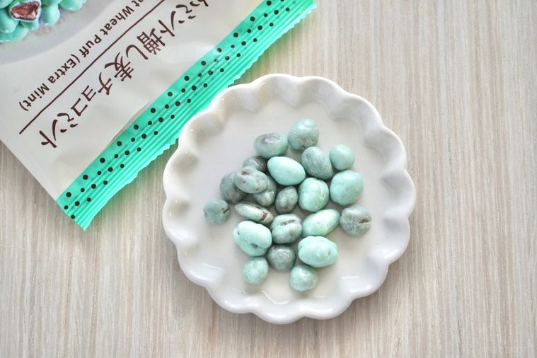 白いテーブルと白い小皿にのったチョコミント味の麦チョコとパッケージの袋