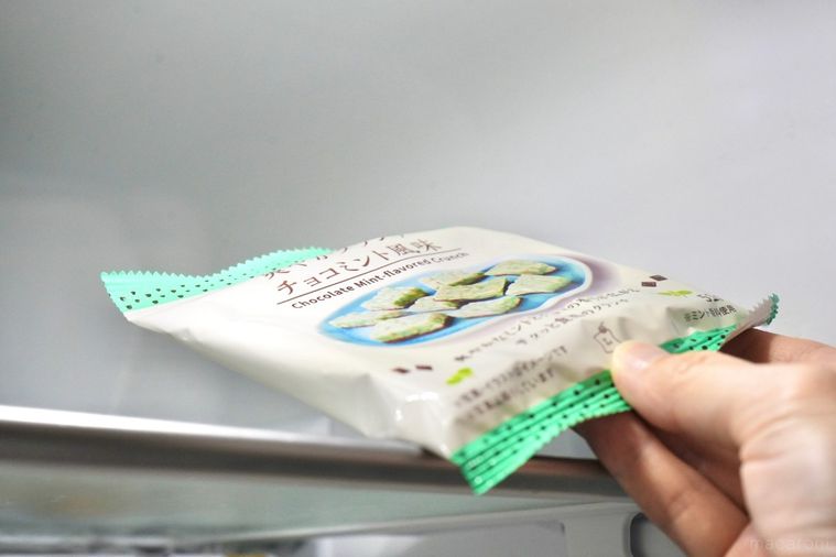 チョコミントのクランチチョコの袋を冷蔵庫にしまう様子