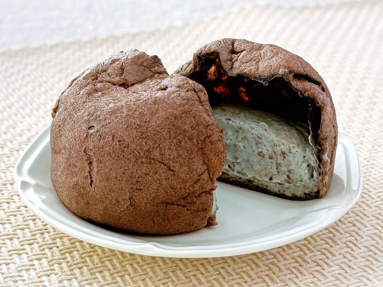 カットしたチョコミントもこが皿に盛り付けられている様子