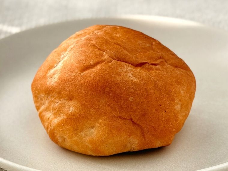 白皿にのった7プレミアム 塩バターパン