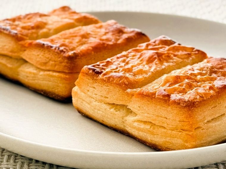 2個の7P しっとり食感バタービスケットが並んでいる様子