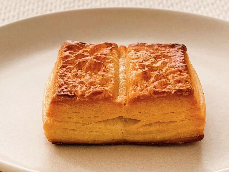 白皿にのった7P しっとり食感バタービスケット2個入