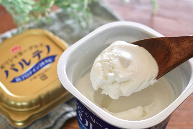 ギリシャヨーグルトをすくっている