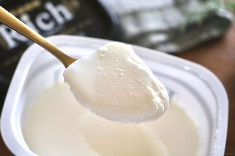 ヨーグルトをすくったアップ