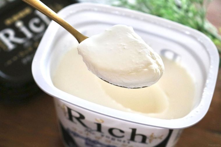 リッチザヨーグルトの中身をすくっている