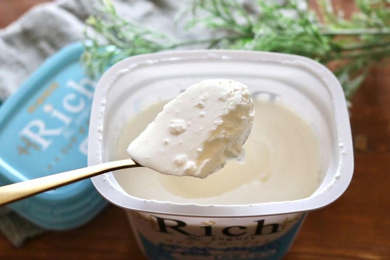 スプーンでヨーグルトをすくっている