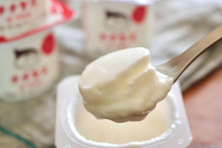 チチヤスヨーグルトをすくっている