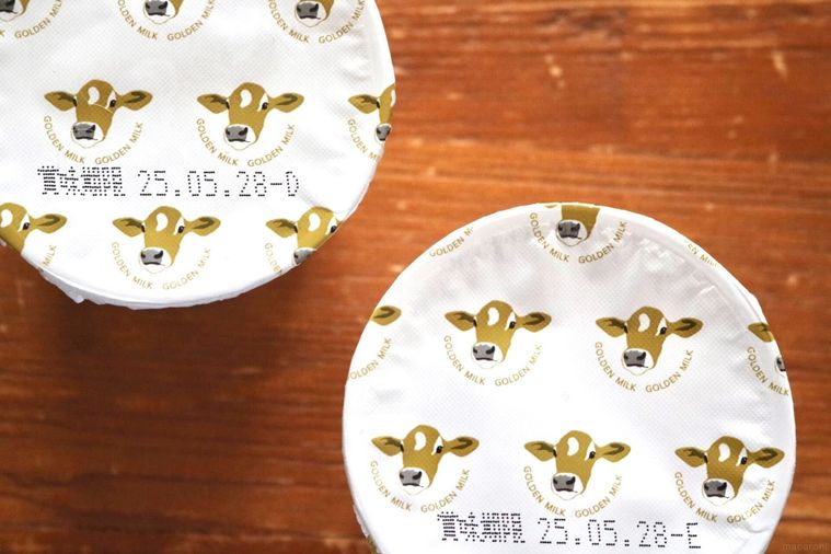 ヨーグルトをスプーンですくっている