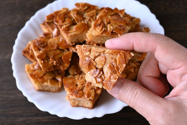 フロランタンばうむを手で摘む様子