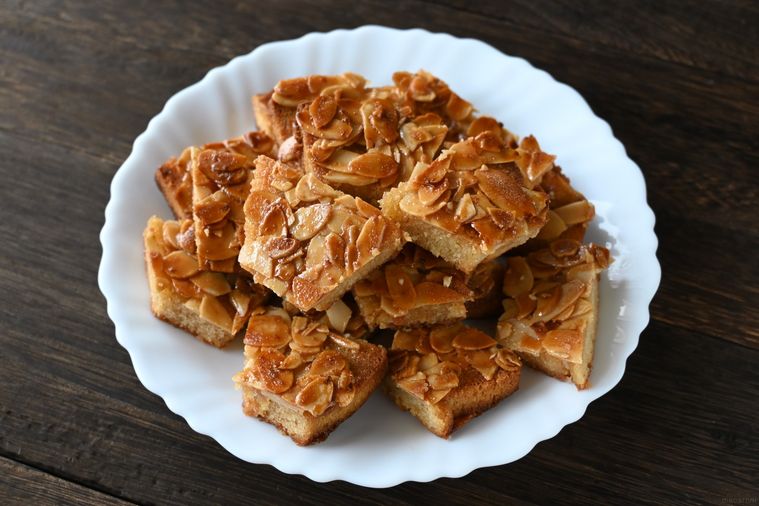 白い丸皿に盛り付けられたフロランタンばうむ