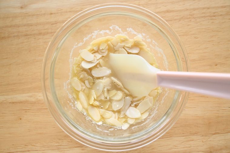 キャラメルアーモンドを混ぜる様子