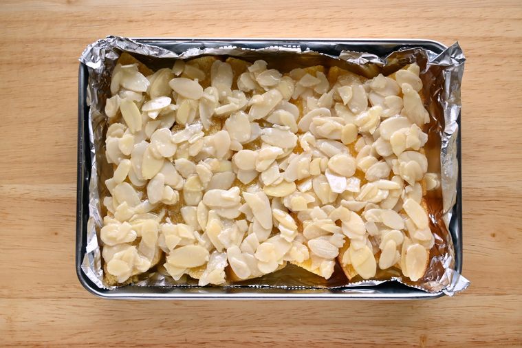 並べたバウムクーヘンの上にキャラメルアーモンドをのせた様子