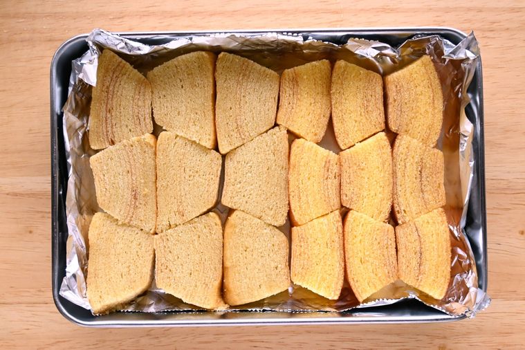 カットした不揃いバウムが隙間なく並べられている