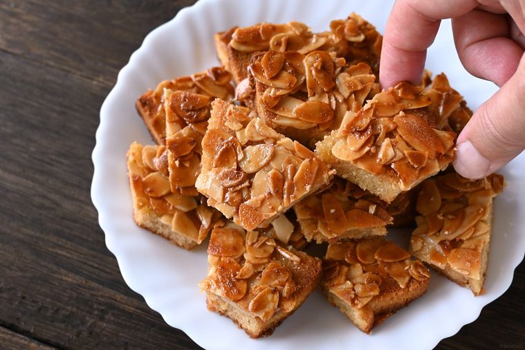 フロランタンばうむを手で摘もうとする様子