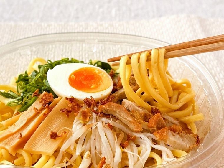 頑者監修 冷し魚介豚骨まぜそばの麺を箸で持っている様子