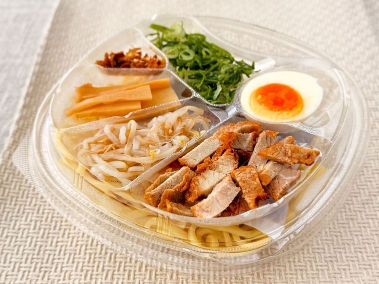 頑者監修 冷し魚介豚骨まぜそばのふたを開けた様子