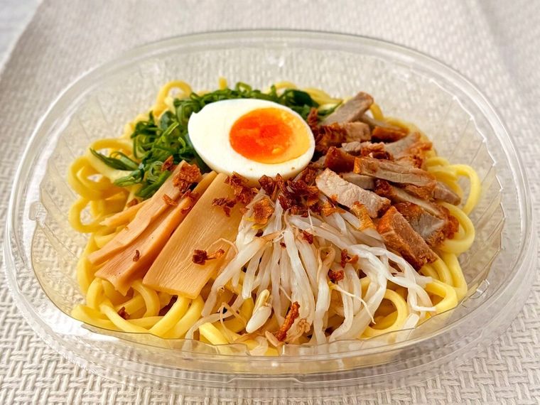 ゆで卵やメンマなどがのった頑者監修 冷し魚介豚骨まぜそば