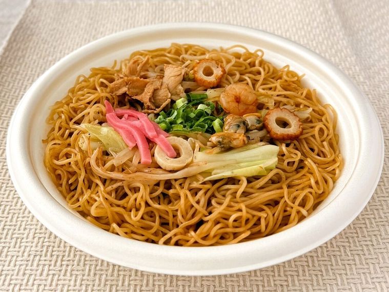 温めたShinShin店主監修 博多焼きラーメンが置かれている様子