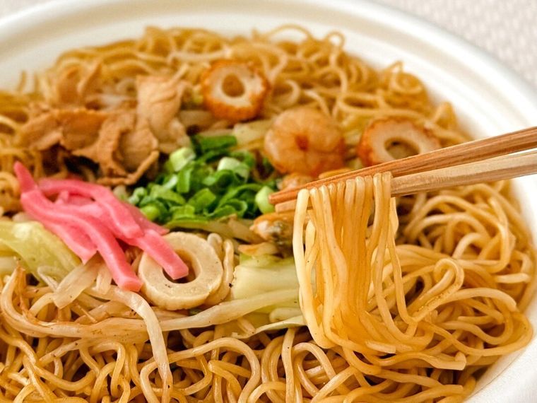 ShinShin店主監修 博多焼きラーメンの麺を箸で持っている様子