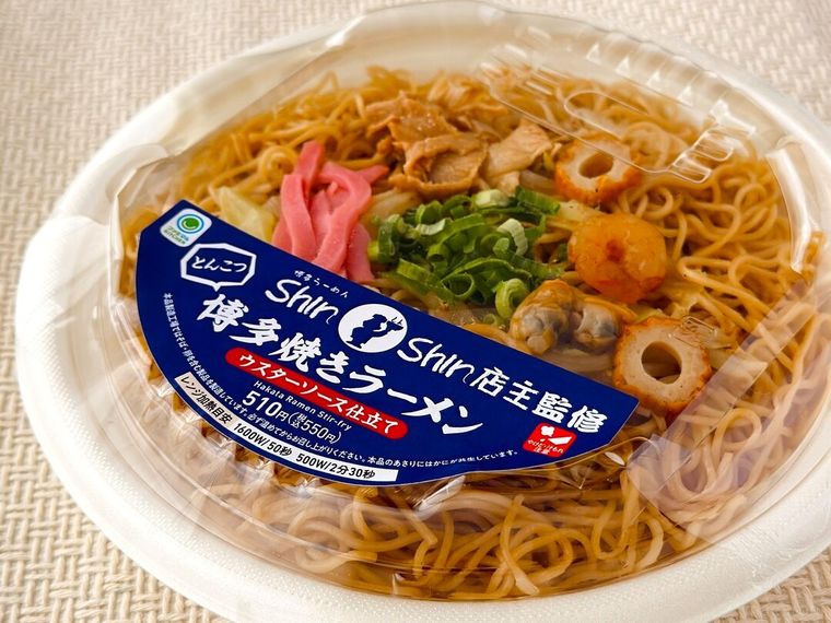 テーブルに置かれたShinShin店主監修 博多焼きラーメン