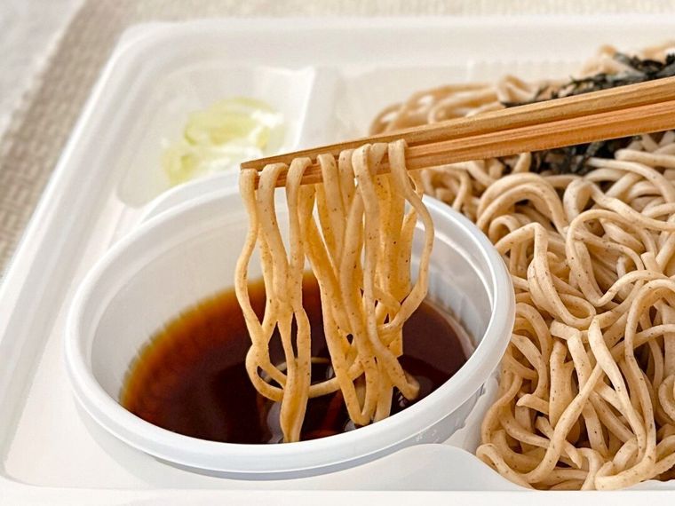 石臼挽きそば粉使用 ざるそばの麺をたれに付けている様子