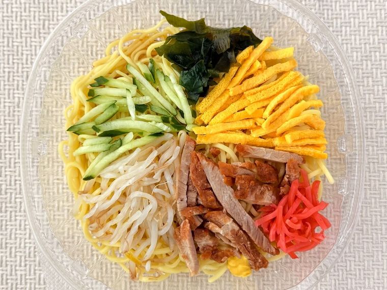 きゅうりやもやしなどがのった定番特製醤油だれ 6種具材の冷し中華