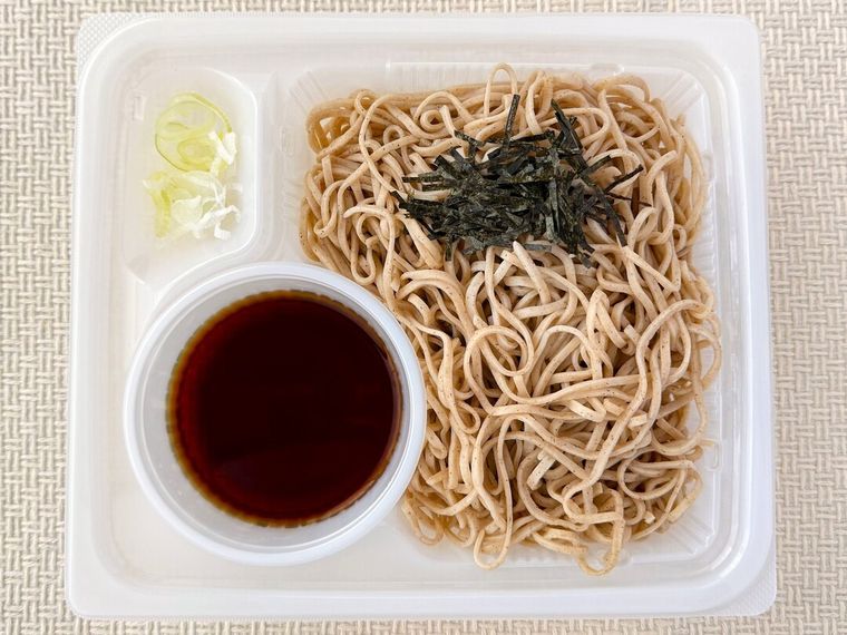 ネギが添えられた石臼挽きそば粉使用 ざるそば