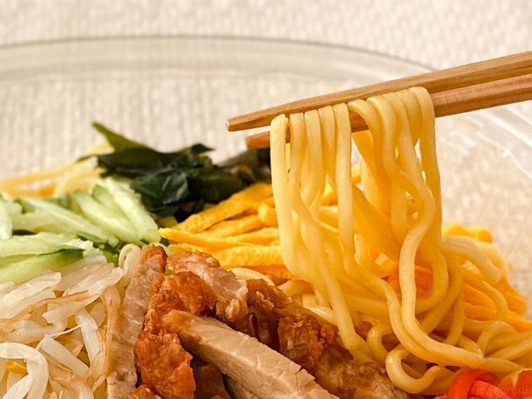 定番特製醤油だれ 6種具材の冷し中華の麺を箸で持っている様子