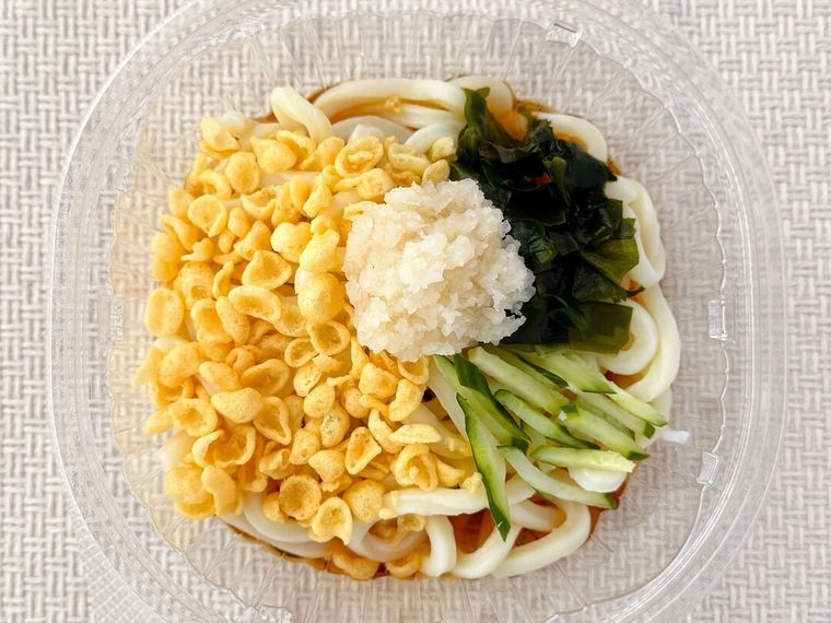 わかめや大根おろしなどがのった北海道産小麦の小麦粉使用 冷したぬきうどん