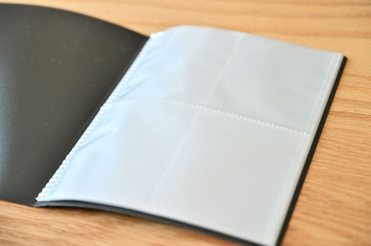 4つのポケットがついたファイル型のカードケース