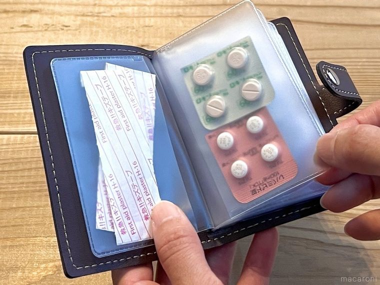 カードケースに絆創膏や錠剤を入れている