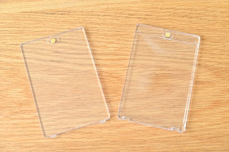 透明カードケースの表と裏を分離させた
