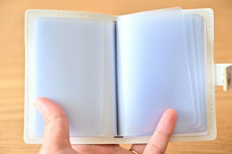手帳型のカードケースを開いている