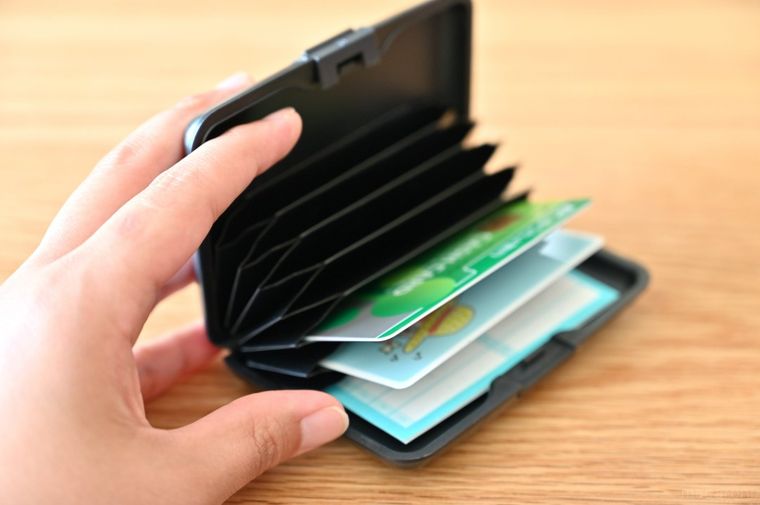 蛇腹のカードケースに3枚のカードを収納している