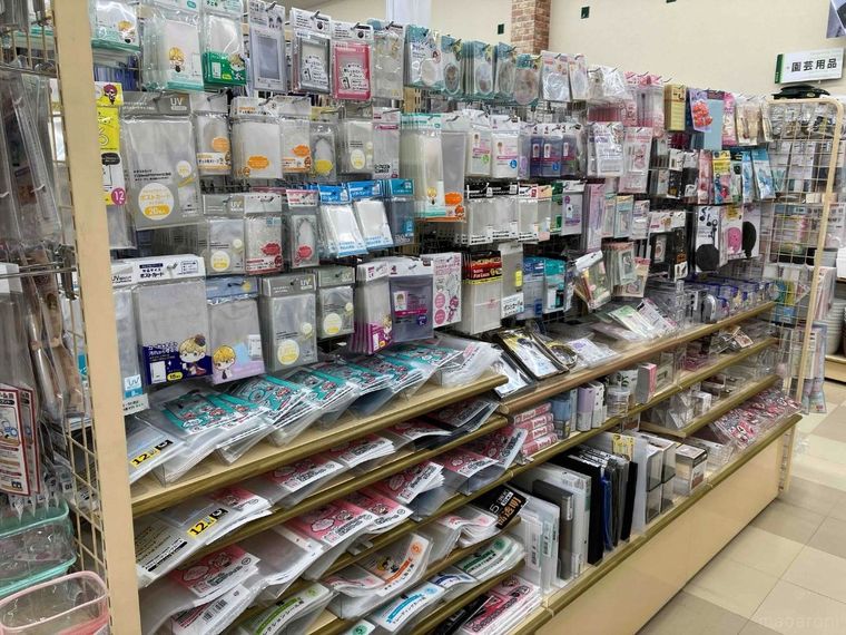 セリアの推し活グッズが並んでいる売り場