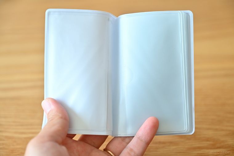 カードケースを開いている