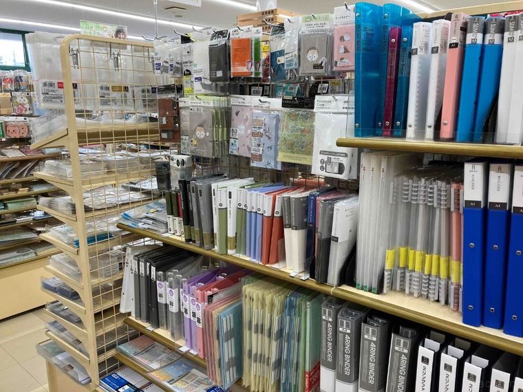 ファイルやカードケースが並んでいるセリアの商品棚