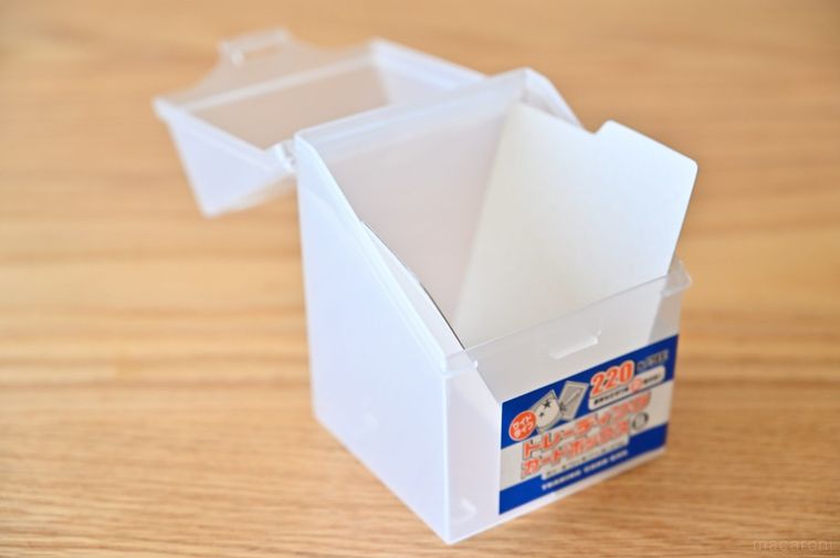 カードボックスのふたを開けている