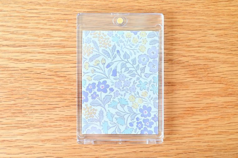 透明ケースに花柄の折り紙を入れている