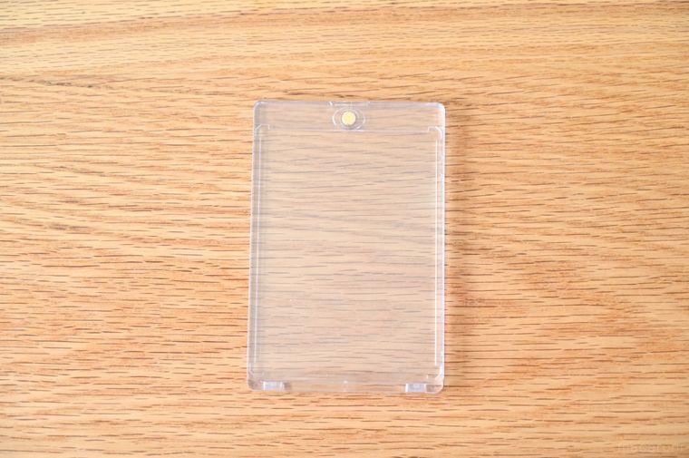 木のテーブルに置いた透明のカードケース