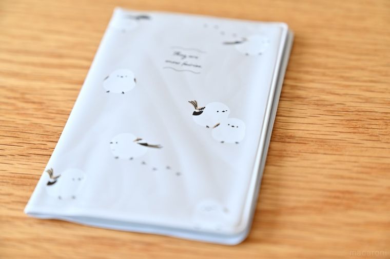 木のテーブルに置いたシマエナガ柄のカードケース