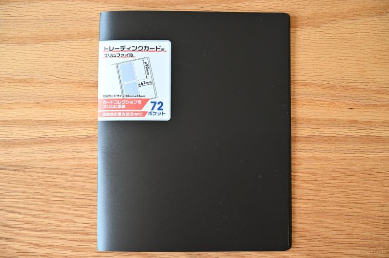 木のテーブルに置いた黒いファイル