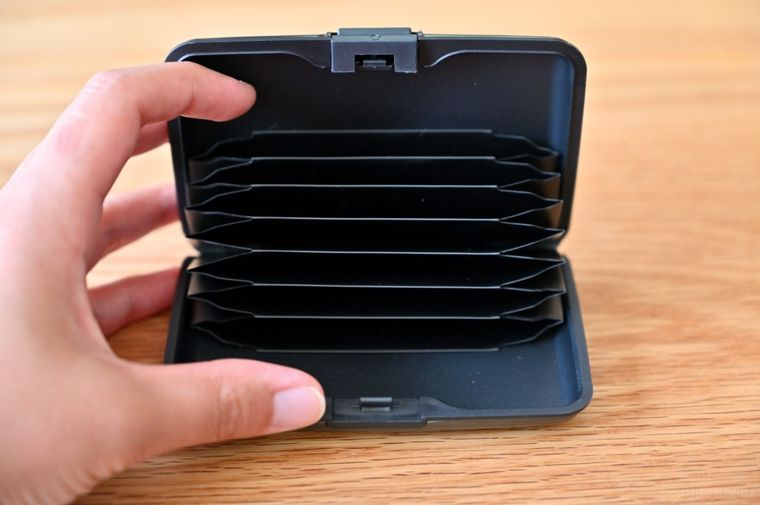 蛇腹に開いたカードケースのなか