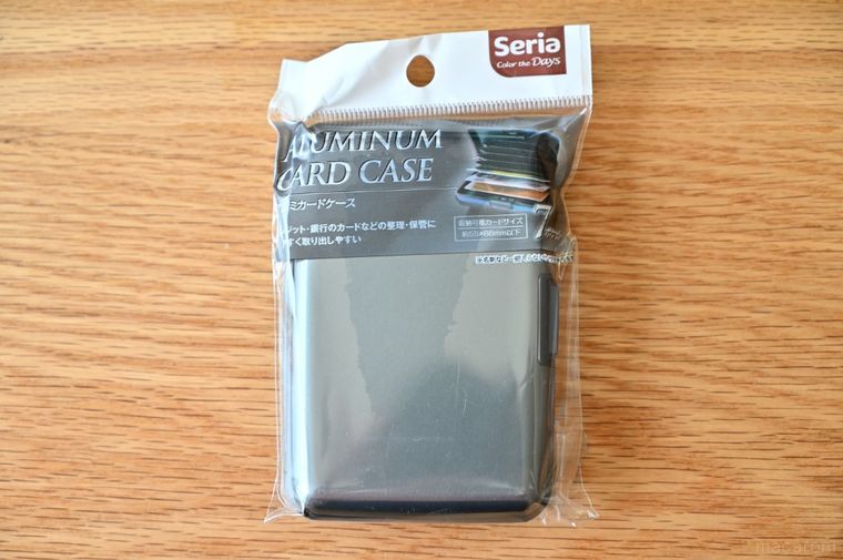 黒ベースのアルミ製カードケース