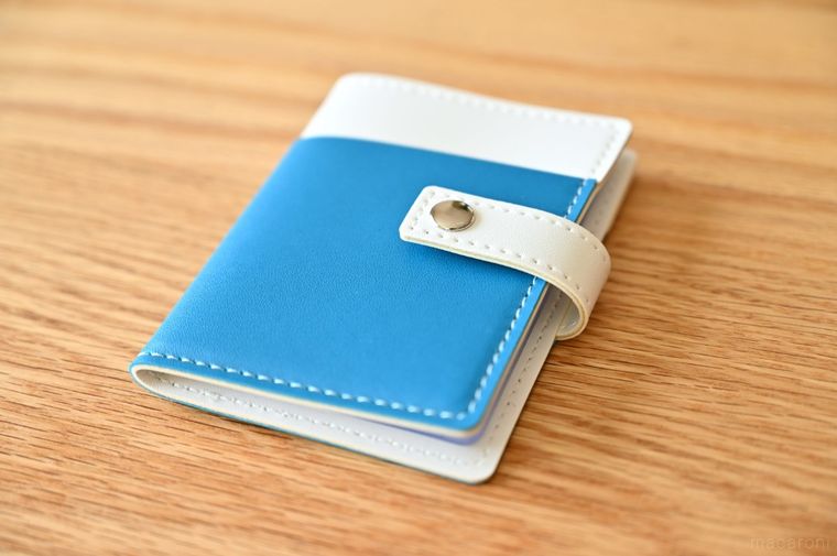 テーブルにバイカラーのカードケースを置いている
