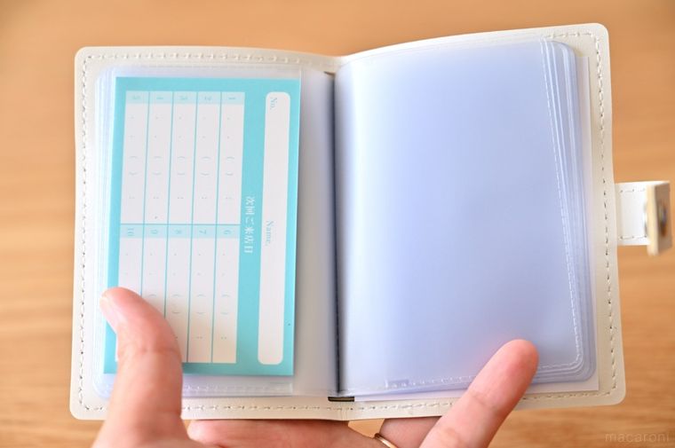 手帳型のカードケースにポイントカードを入れている