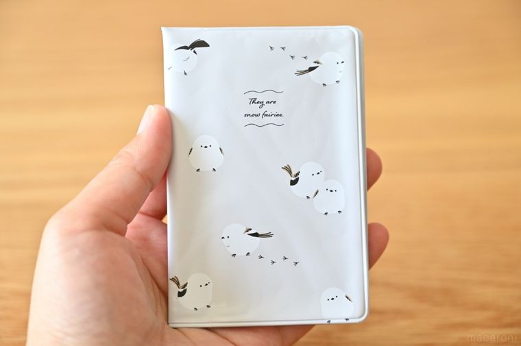 シマエナガ柄のカードケースを手に持っている