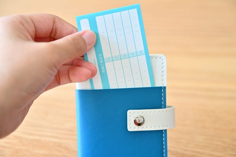 カードケース表紙のポケットにカードを入れている