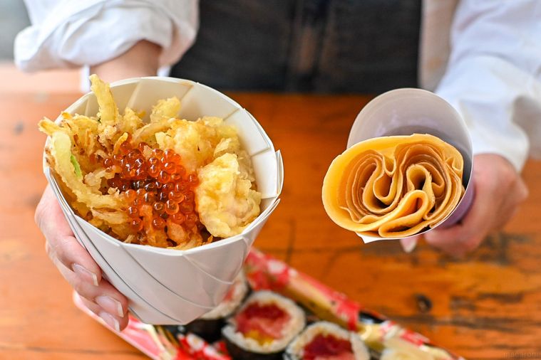 天丼とクレープを持っているところ